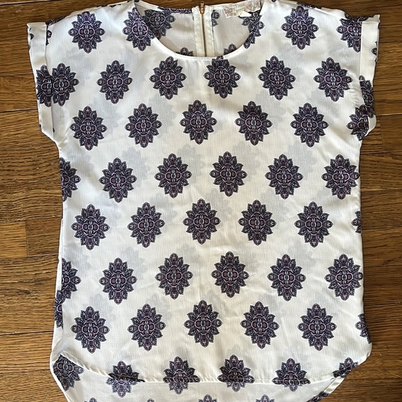 Pink Republic Tops - Pink Republic blouse Ivory Paisley top - size Medium